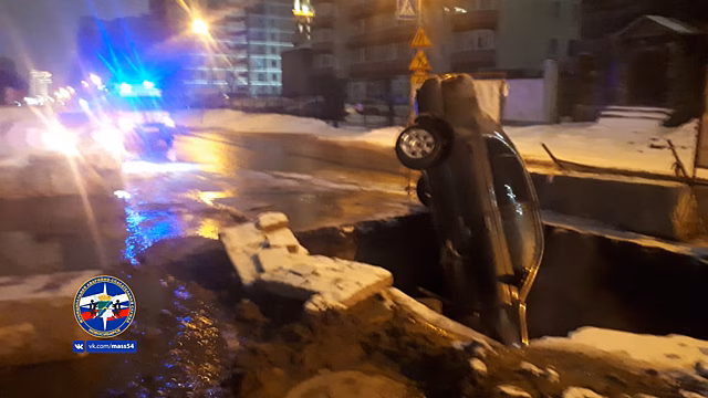 Автомобиль упал в яму на улице Шамшиных в Новосибирске