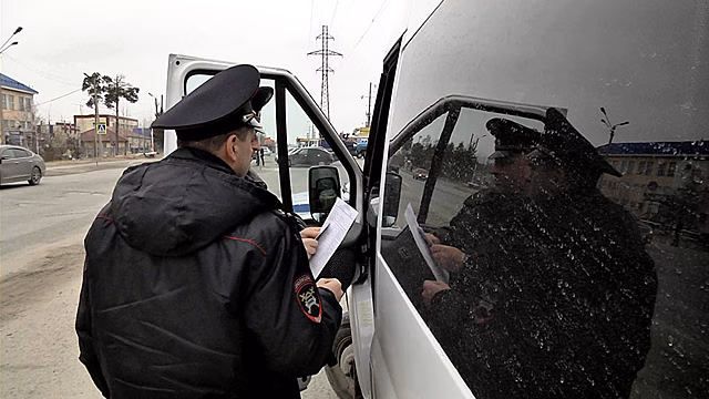 В Ноябрьске инспекторы ГИБДД проверяют автобусы и грузовики на безопасность