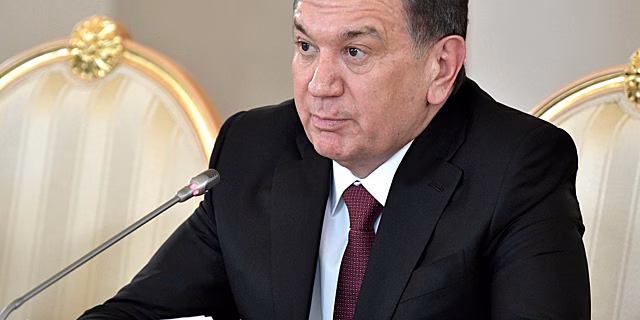 Мирзиеев поручил вдвое снизить пошлины на импорт автомобилей в Узбекистан