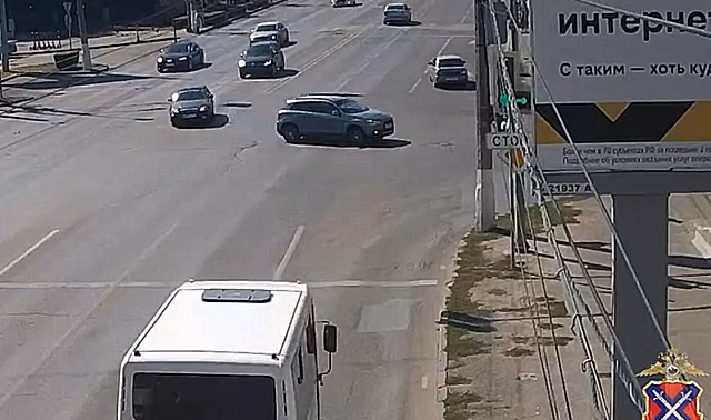 МВД опубликовало видео ДТП с маршруткой на перекрестке в центре Волгограда