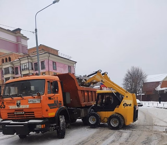 В Подмосковье продолжают устранять последствия снегопада