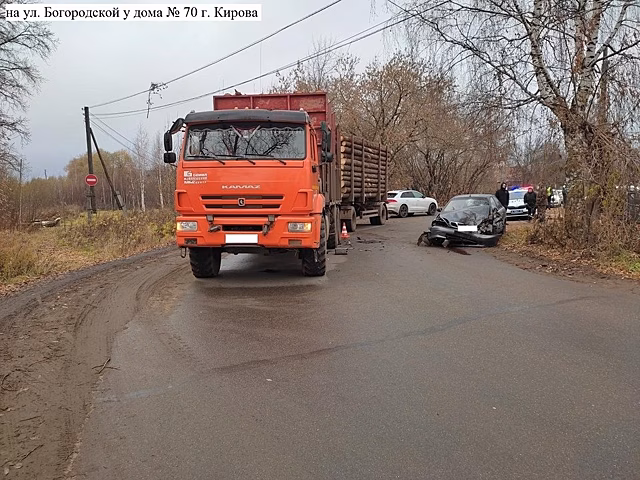 В Кирове бесправник на «ЗАЗ» въехал в «Камаз»