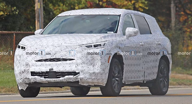 Infiniti QX60 2022 года заметили под тяжелым камуфляжем