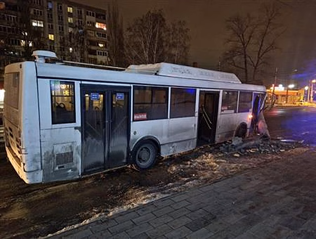 Самарский автобус врезался в столб из-за создавшей помеху машины