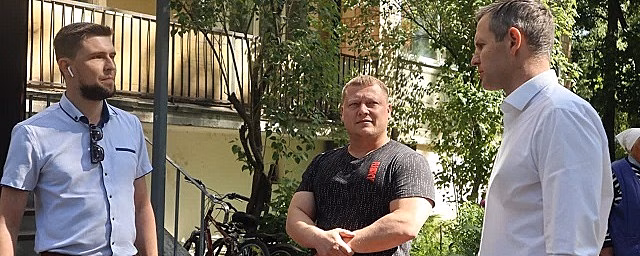 В Пущино ведется ремонт кровли многоквартирного дома