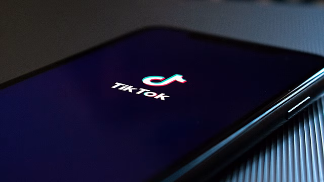 Скандальный ролик майора полиции в TikTok обсудили в эфире «Время покажет»