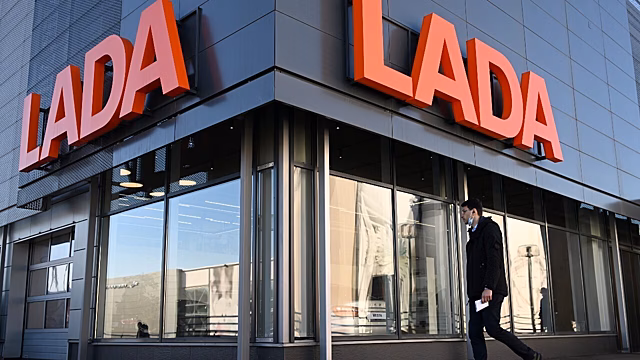 Спрос на Lada сократился на фоне роста авторынка России