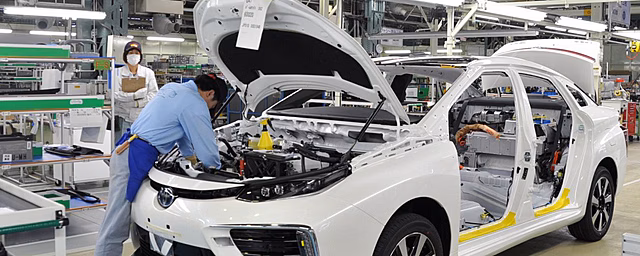 Из-за нехватки запчастей Toyota останавливает работу на восьми заводах