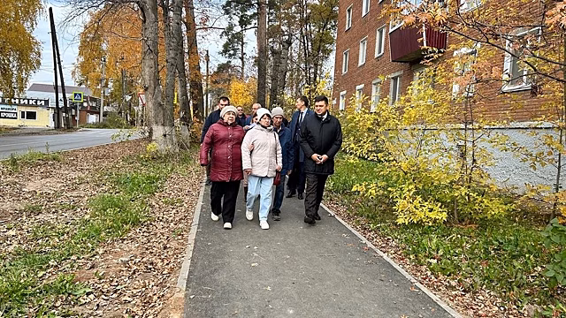 Глава Сарапула вместе с жителями осмотрел улицы, отремонтированные по нацпроекту