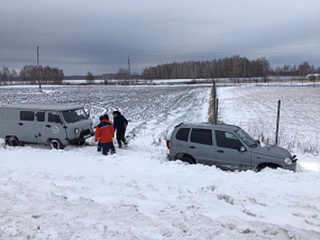 Тюменские автоинспекторы в сложных погодных условиях помогли водителям вытащить из кюветов 10 автомобилей 