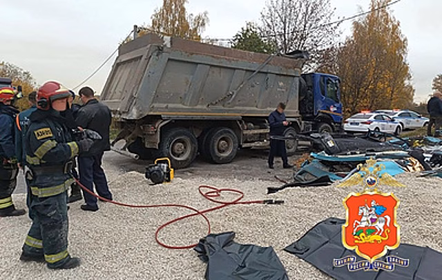 В Подмосковье "Камаз" опрокинулся на автомобиль