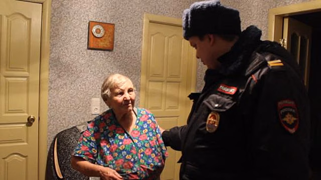 В Тюменской области полицейский спас пенсионерку, потерявшую сознание на улице