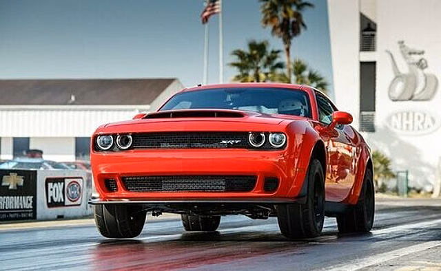 Посмотрите как вручную собирается 840-сильный мотор маслкара Dodge Challendger SRT Demon