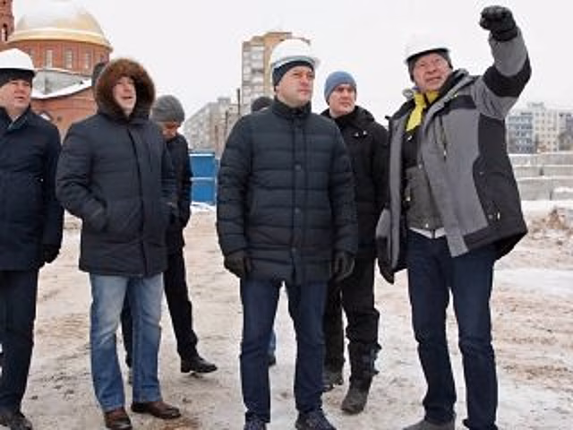 Ратмир Мавлиев посетил строительные площадки центра спортивной борьбы и Театра кукол