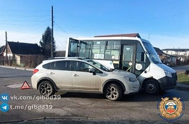 В Большом Исаково легковушка столкнулась с маршруткой, в которой сидели 4 пассажира