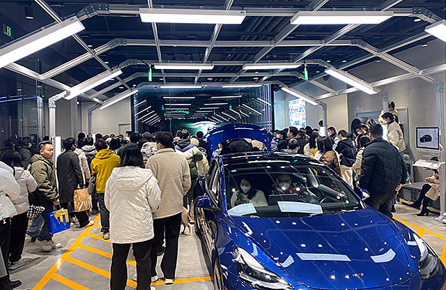 Владельцы электрокаров вышли на протест против скидок на Tesla в Китае