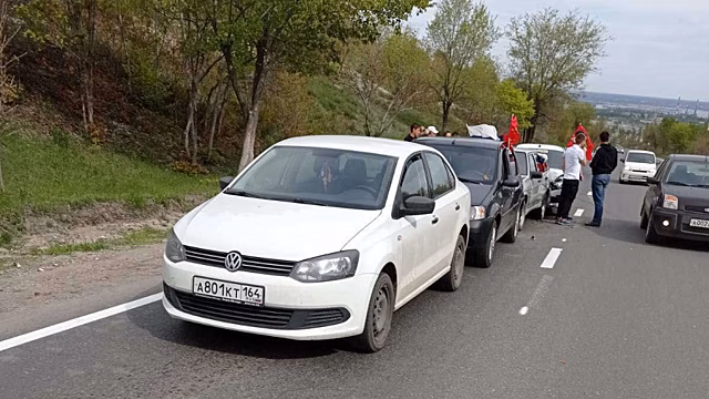 В Заводском районе водители автоколонны с красными флагами устроили массовое ДТП