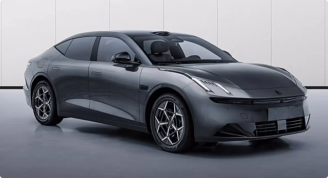 На видео попало, как гибридный седан Geely упал со 100-метрового обрыва