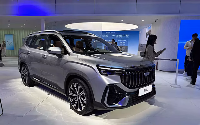 Geely Okavango пережил очередное обновление: новый мотор и огромный планшет в салоне