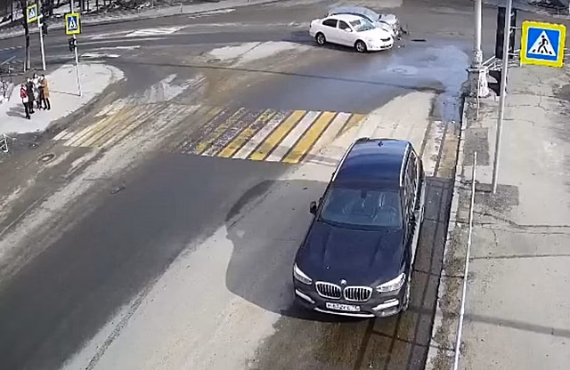Водители не поделили перекресток в центре Петрозаводска: одна из машин проломила ограду