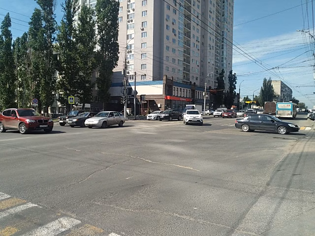 Светофор погас на оживленном перекрестке в центре Саратов