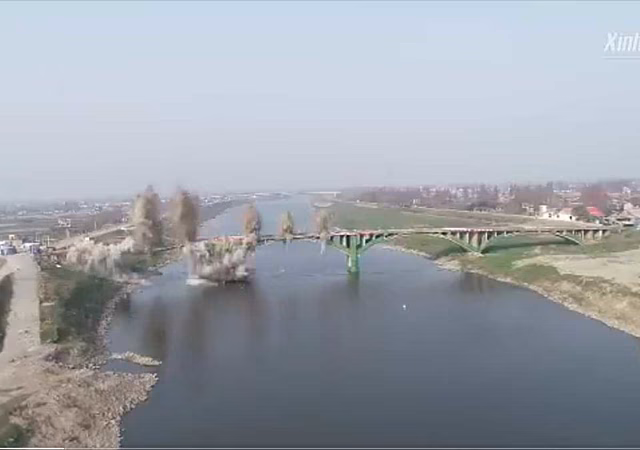 В Китае за десять секунд снесли 250-метровый мост: видео