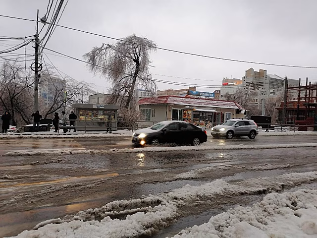 Более 150 единиц снегоуборочной техники ликвидируют последствия непогоды на дорогах Владивостока