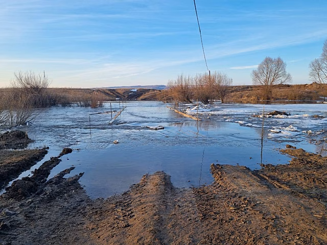 В Челябинской области из-за половодья временно ограничили движение транспорта на дороге