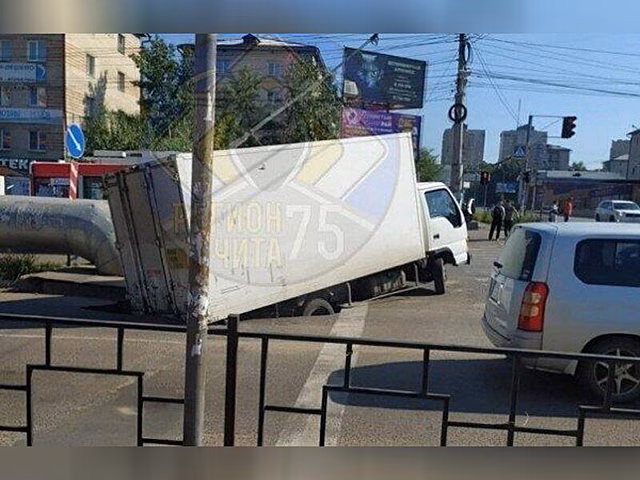 Дорожное покрытие провалилось под автомобилем в Чите