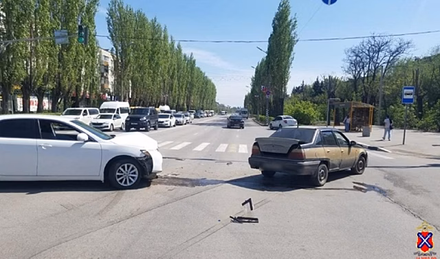 28 апреля под Волгоградом возле остановки столкнулись две иномарки