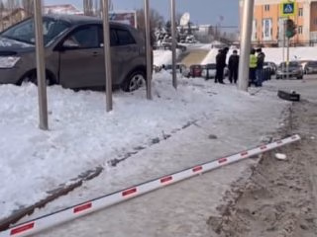 В Уфе пьяный водитель врезался в ограждение
