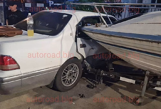 В Благовещенске в автомобиль врезалась лодка