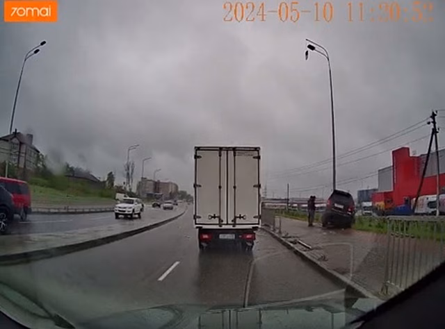 «Вылетел на тротуар, прихватив кусок забора»: на Гагарина произошло ДТП (фото, видео)