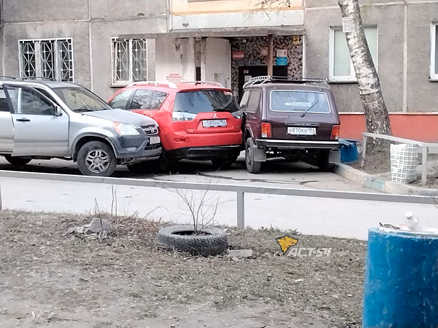 В Новосибирске пьяный подросток разбил две машины на угнанном у родителей авто