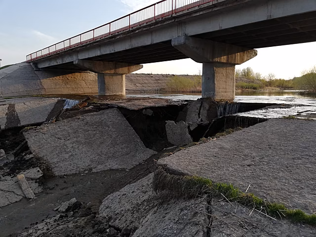На трассе под Новосибирском размыло основание автомобильного моста