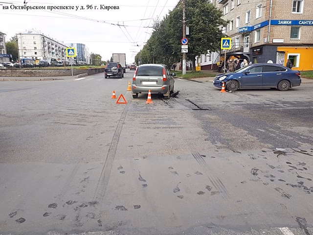 На Октябрьском проспекте водитель «Мерседеса-Бенца» учинил тройное ДТП