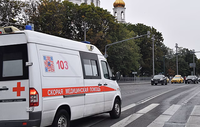 СМИ: Микроавтобус упал с сопки во Владивостоке