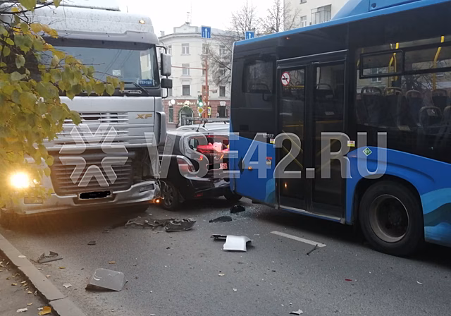 ГИБДД сообщила подробности массового ДТП с автобусом и фурой в Кемерове