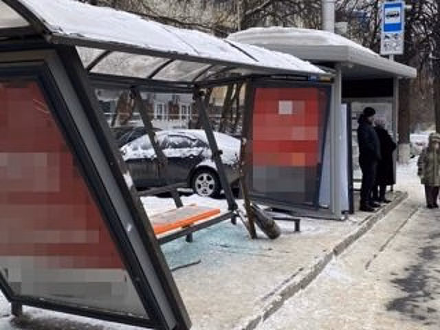 В Уфе пассажирский автобус наехал на остановку