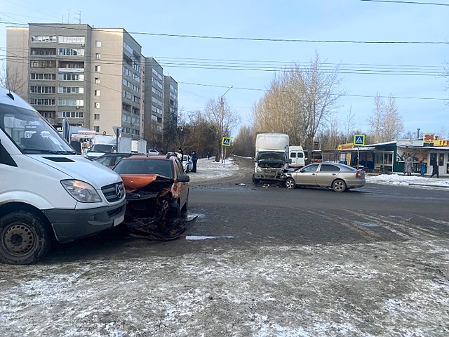 В Пензе столкнулись четыре автомобиля, пострадали два человека