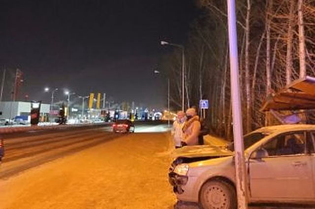 В Тюмени водитель въехал в остановку и сбил трех человек