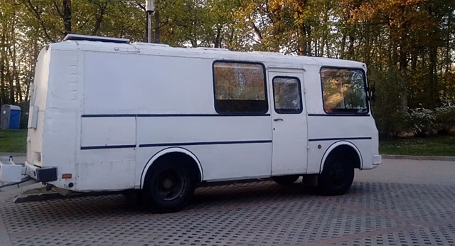 Дом на колесах из старого ПАЗика соорудил парень из Москвы и теперь путешествует