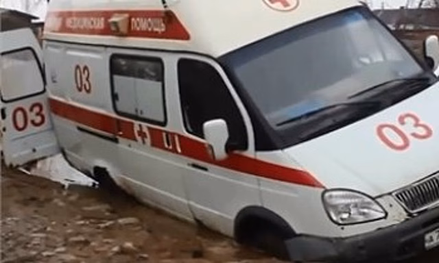 В Великом Устюге машина скорой помощи провалилась в дорожную яму