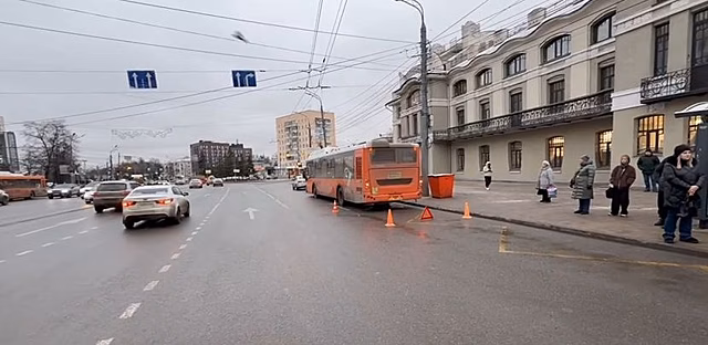 Женщину увезли на скорой помощи после падения в нижегородском автобусе