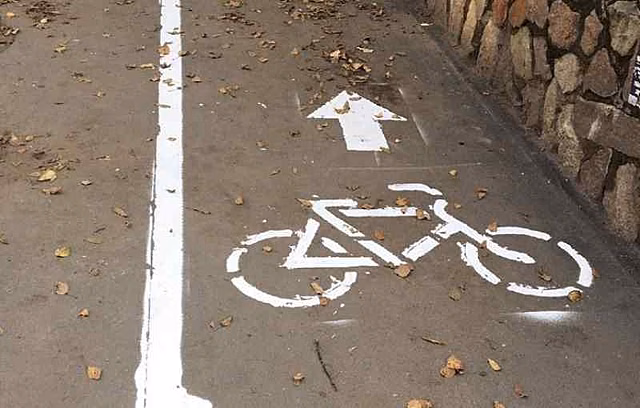 Велодорожку со столбами и кочками в новосибирской мэрии назвали экспериментом