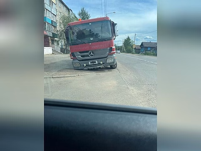 Грузовик провалился в асфальт на тротуаре в Чите