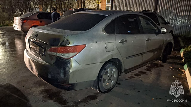 Четыре авто пострадало от вспыхнувшего огня на парковке в Нижнем Новгороде