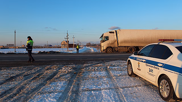 В Курганской области сотрудники ГИБДД вызволили из затора и сопроводили автомобиль с баллонами кислорода для пациентов инфекционной больницы