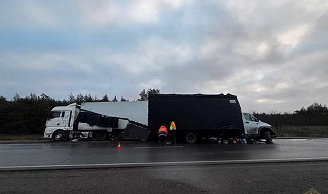 Водитель грузовика пострадал в результате аварии в Волгоградской области