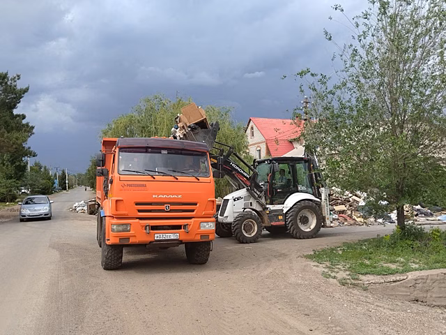 В Оренбурге продолжают вывозить мусор, образовавшийся из-за наводнения